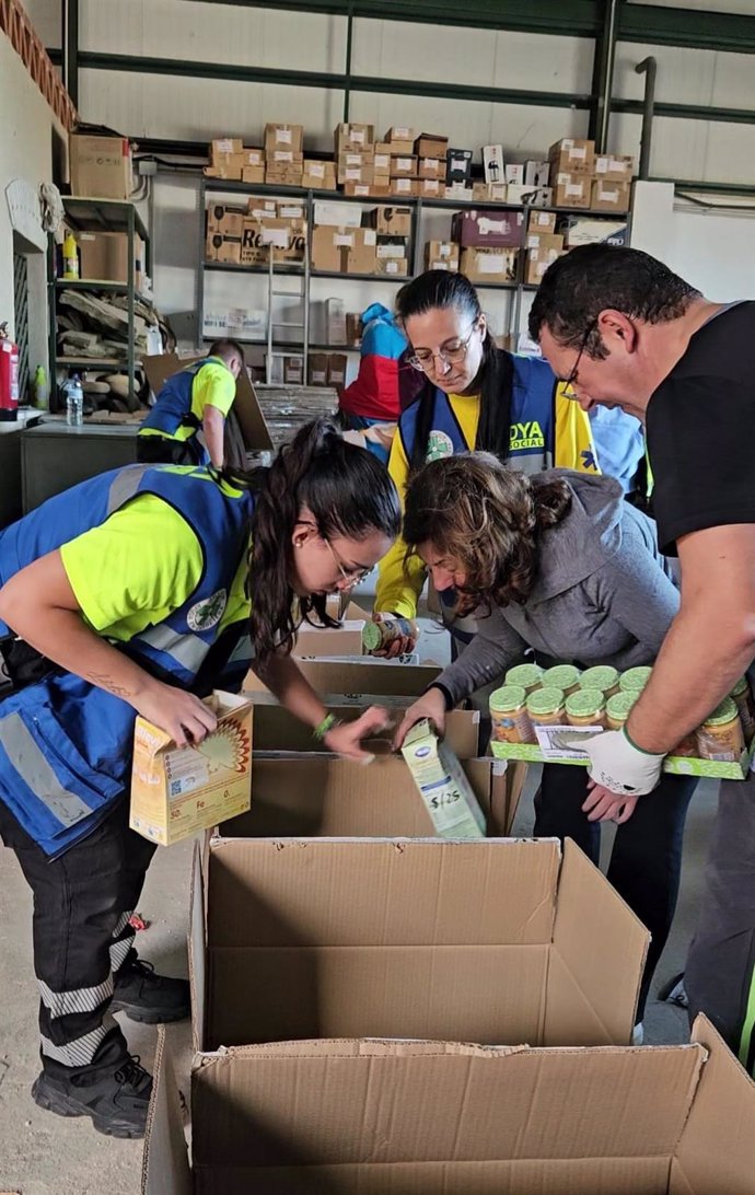 Voluntarios clasificando la ayuda que ha recogido el Ayuntamiento de Cáceres para los afectados por la DANA