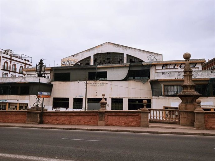 Archivo - Fachada principal del Mercado de la Puerta de la Carne.