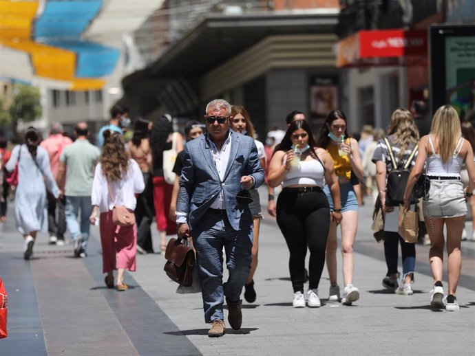 Archivo - Varias personas caminan en el centro de la capital, a 28 de junio de 2021, en Madrid, (España).