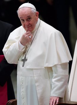 Archivo - 13 October 2021, Vatican, Vatican City: Pope Francis arrives for his wednesday General Audience at the Vatican. Photo: Evandro Inetti/ZUMA Press Wire/dpa