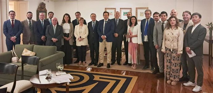 Reunión de trabajo del presidente de la Diputación de Ciudad Real, Miguel Ángel Valverde, con el embajador de España en Tailandia y el consejero económico comercial de la embajada.