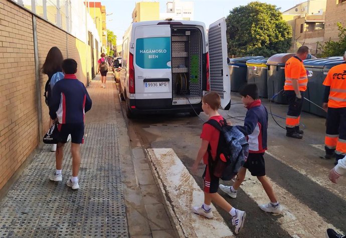 Alumnos vuelven al cole en Castellar-l'Oliveral tras el paso de la DANA