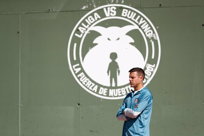 César Azpilicueta durante una iniciativa de la campaña LaLiga vs Bullying