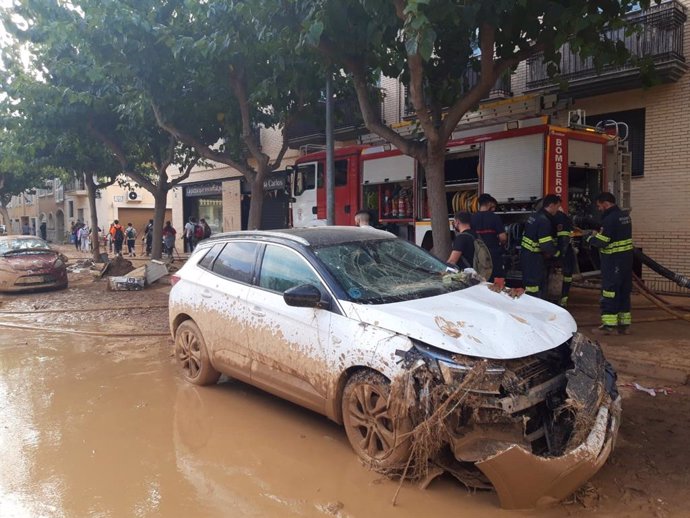 Coche destrozado tras la DANA.