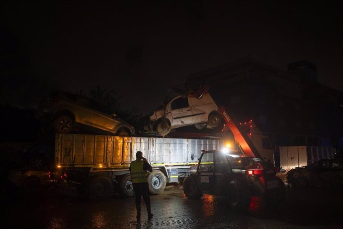 Una persona durante una ronda nocturna en Paiporta, Valencia