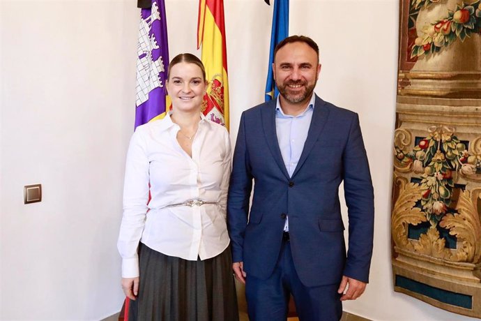 La presidenta del Govern, Marga Prohens, y el alcalde de Son Servera, Jaume Servera