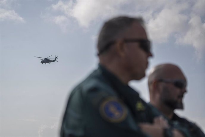 Un helicóptero participa en la búsqueda de las personas desaparecidas tras la DANA