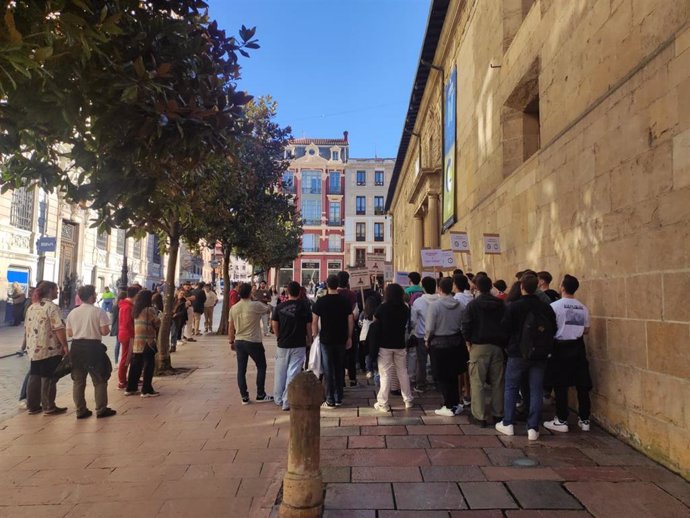 Protesta de estudiantes frente al Edificio Histórico de la Universidad de Oviedo