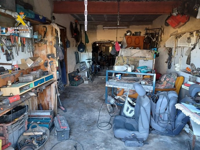 El Seprona denuncia a un hombre por tener un taller clandestino en una finca de Rojales (Alicante).