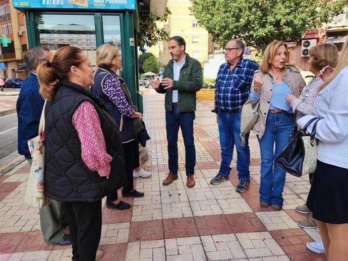 El portavoz socialista en el Ayuntamiento, Daniel Pérez, y la viceportavoz, Begoña Medinam junto a vecinos de los Girasoles