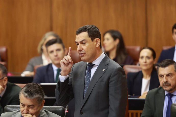 El presidente de la Junta de Andalucía, Juanma Moreno, este jueves ante el Pleno del Parlamento