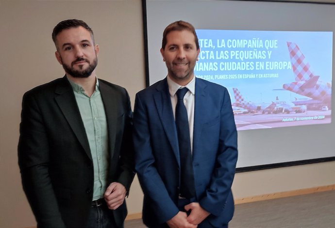 El director general de estrategia de Volotea, Gabriel Schmilovich, y el viceconsejero de Infraestructuras del Gobierno asturiano, Jorge García.