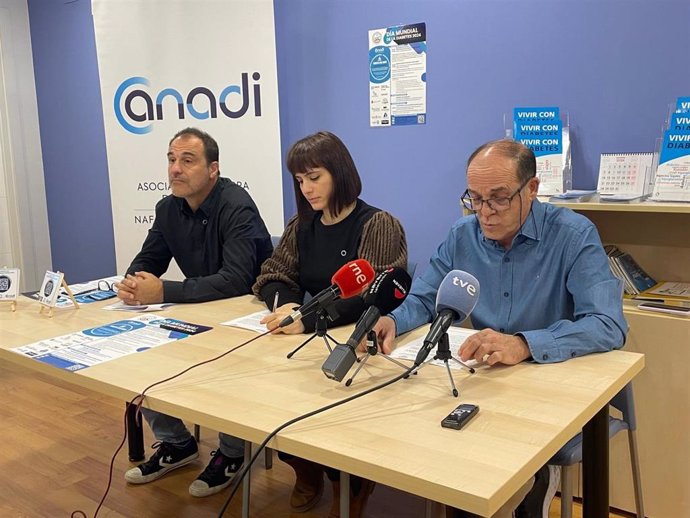 Juantxo Remón, presidente de la Asociación Navarra de Diabetes, con Cristina Azagra, gerente, y Humberto Pérez de Leiva, vicepresidente.