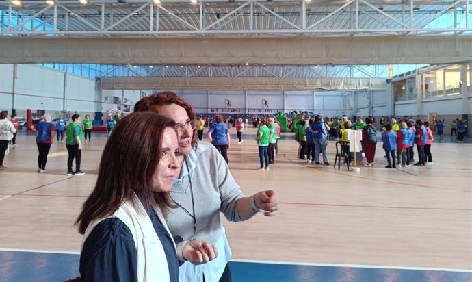 Irene Aguilera (en primer plano), en el V Encuentro Zonal de Mayores Activos 2024 celebrado en La Carlota.