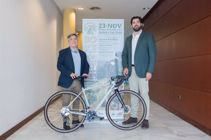 El concejal delegado de Deporte, Borja Vivas, junto al director general de Deporinter, Joaquín Cuevas, presentan la IX Bokerón Bike