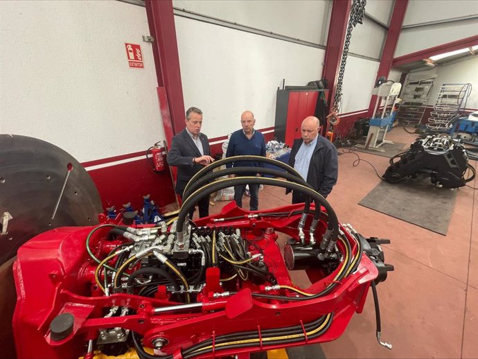 El consejero de Medio Rural y Política Agraria, Marcelino Marcos, durante su visita a la empresa Monra Forestal, en Castropol