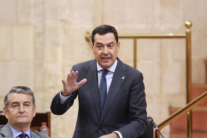 El presidente de la Junta de Andalucía, Juanma Moreno, este jueves en el Pleno del Parlamento.