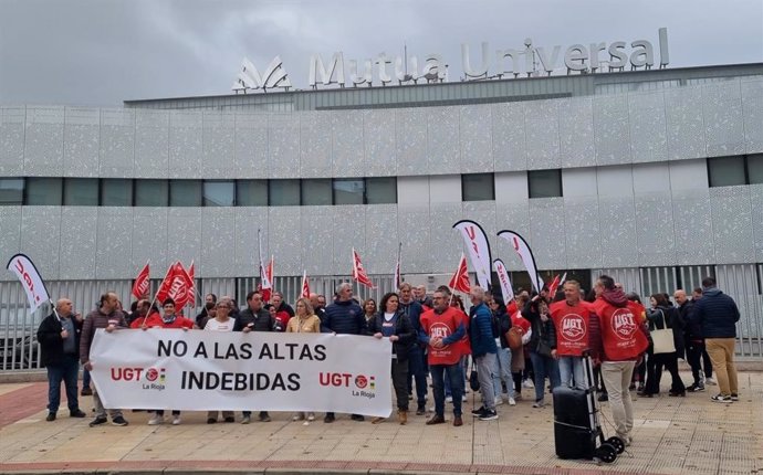 Concentración de UGT La Rioja en Mutua Universal para denunciar "mala praxis" del sector