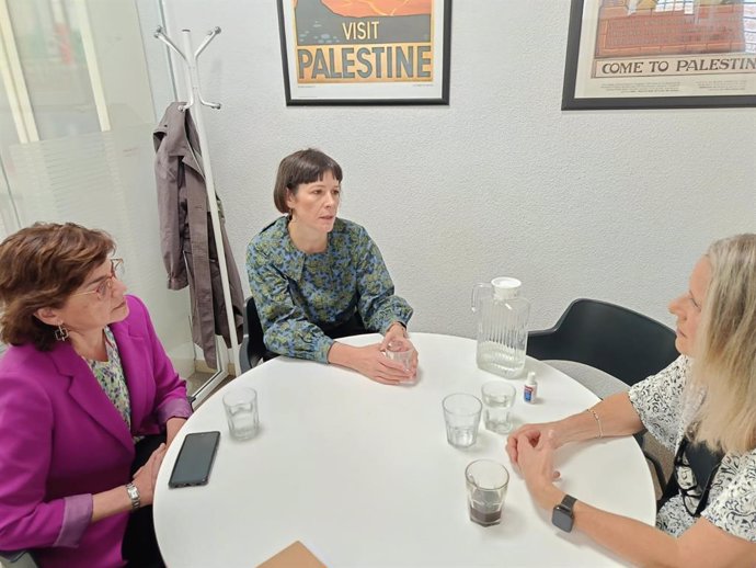 Reunión de la portavoz nacional del BNG, Ana Pontón, con la directora ejecutiva del comité español de UNRWA, Raquel Martín