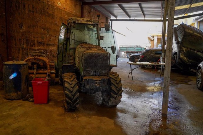 Un tractor lleno de barro, en Pedralba, Valencia,