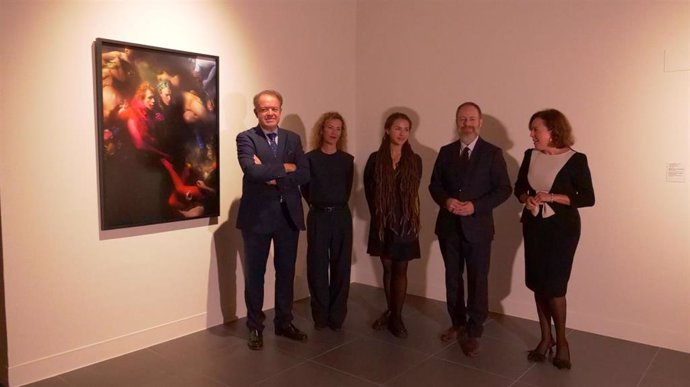 Luis Lafuente, director de la Agencia para la Gestión de Equipamientos Culturales; Natalia Chocarro, de Fundació Vila Casas; la fotógrafa Alisa Sibirskaya; y Juan Carlos Barroso y Yolanda Solero, en representación de Fundación 'la Caixa' y CaixaBank.