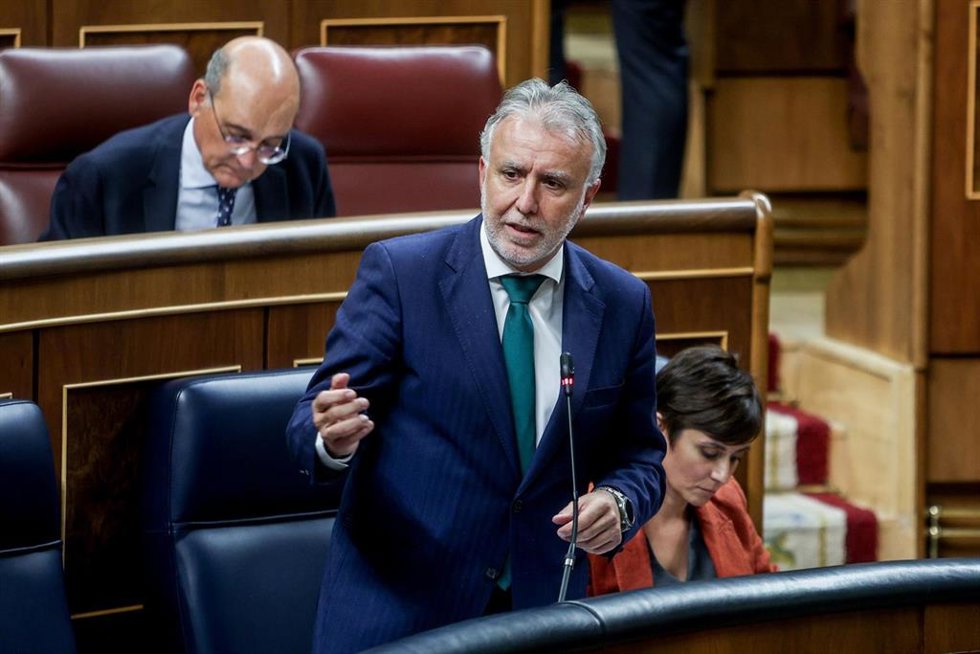El ministro de Política Territorial, Ángel Víctor Torres, en una sesión de control al Gobierno