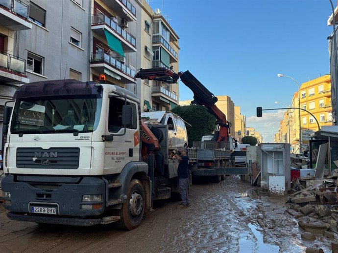 Un camión en tareas de limpieza