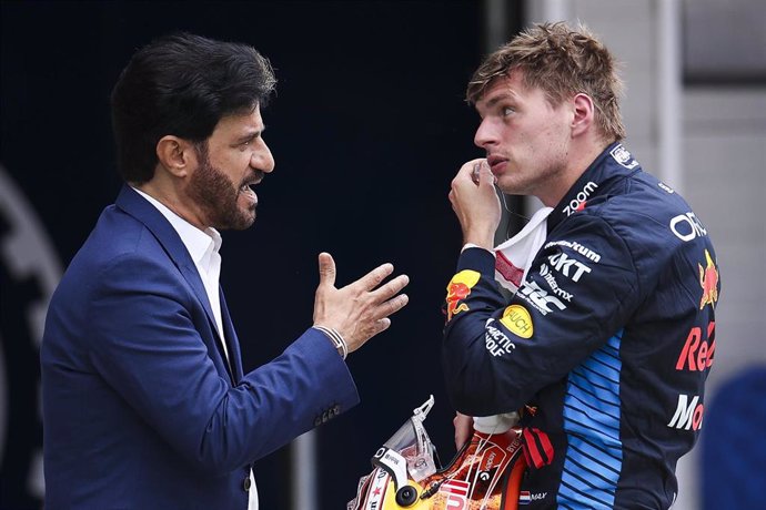 Archivo - El presidente de la FIA, Mohammed ben Sulayem, y el piloto neerñandés Max Verstappen (Red Bull) conversan en el Gran Premio de Budapest 2024. 