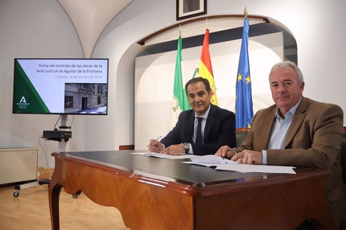 Firma con la empresa Construcciones Goruiz para la reforma de la sede judicial de Aguilar de la Frontera (Córdoba).