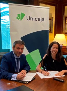 El director territorial de Unicaja en Málaga, Francisco José Reguera, y la presidenta de APTTA, Alicia Luna, durante la firma de un convenio de colaboración