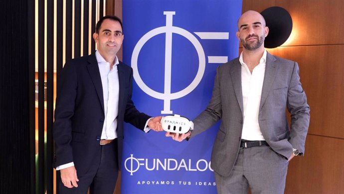 El director general de Fundalogy, Javier de Pro, y el CEO de DynamicsVR, Carlos Guerra, han firmado el acuerdo por el que Fundalogy será parte del impulso financiero para la expansión de esta plataforma pionera en el ámbito de la realidad virtual.