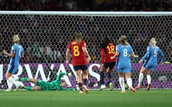 Archivo - 20 August 2023, Australia, Sydney: England goalkeeper Mary Earps fails to save Spain's Olga Carmona (not pictured) goal during the FIFA Women's World Cup final soccer match between Spain and England at Stadium Australia. Photo: Isabel Infantes/P