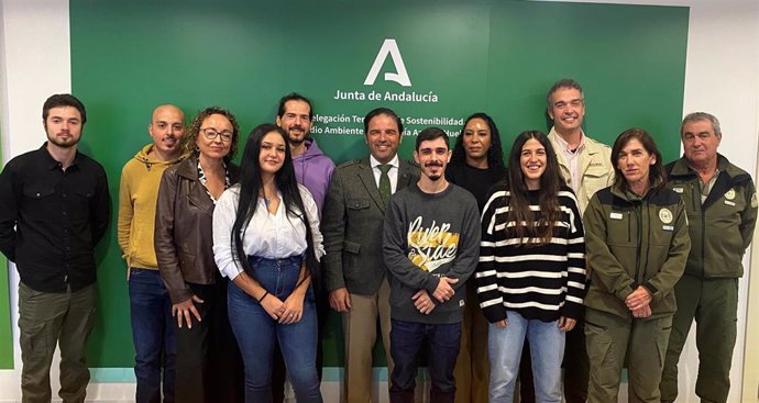 El delegado de Sostenibilidad y Medio Ambiente de la Junta en Huelva, Pedro Yórquez, junto a los alumnos del IES La Marisma de la capital, que inician la Formación Profesional Inicial de Grado Superior junto a Agentes de Medio Ambiente.