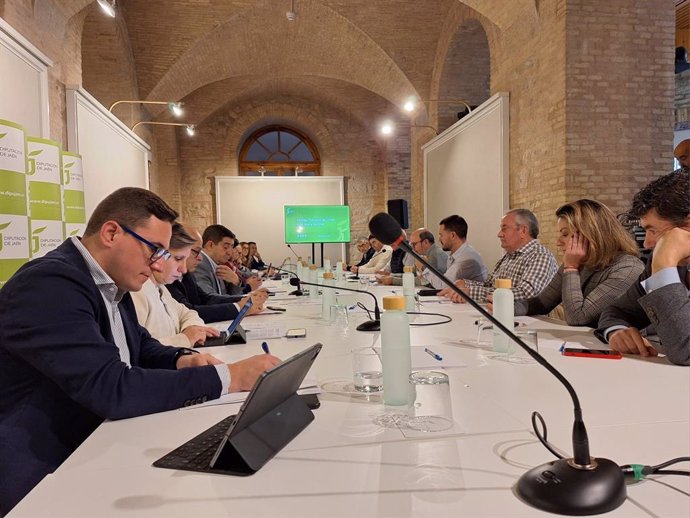 Roberto Moreno (1i) en la reunión del Consejo Provincial del Aceite de Oliva.