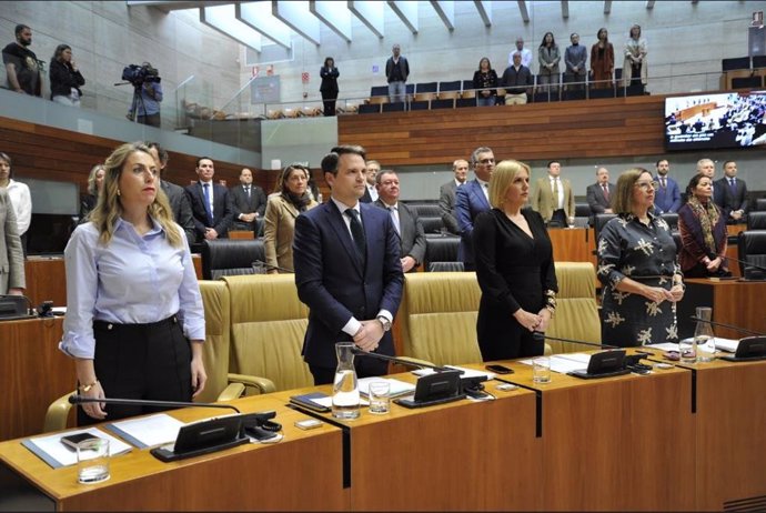 La Asamblea de Extremadura guarda un minuto de silencio por las víctimas de la DANA en Valencia