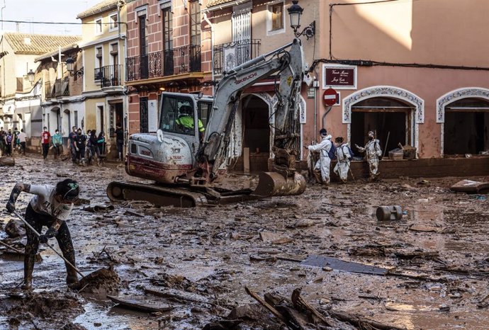 Una excavadora en una calle de Paiporta, a 6 de noviembre de 2024, en Paiporta, Valencia (Comunidad Valenciana). 