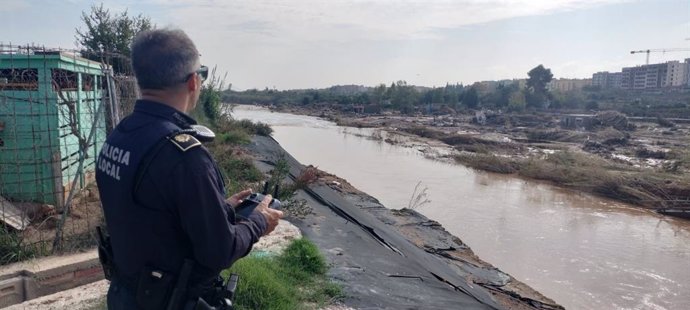 Policía usa un dron en labores de búsqueda durante la DANA