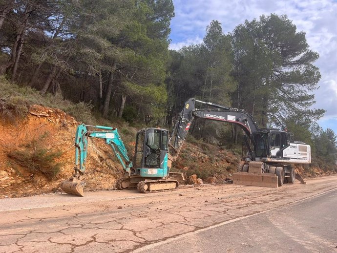 Trabajos de reconstrucción del tramo de la N-3 dañado por la DANA entre Siete Aguas y Buñol, en la provincia de Valencia