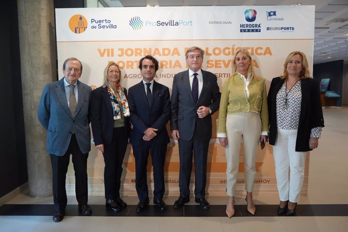 Foto de grupo de las autoridades en la VII Jornada de Logística Portuaria de Sevilla