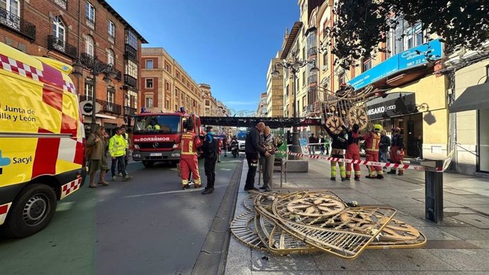 Zona donde ha caído la luminaria de Navidad en León.