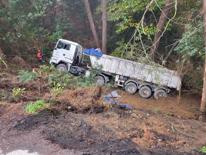 Un camión acaba en el fondo de un terraplén tras salirse de la vía en Toén (Ourense)