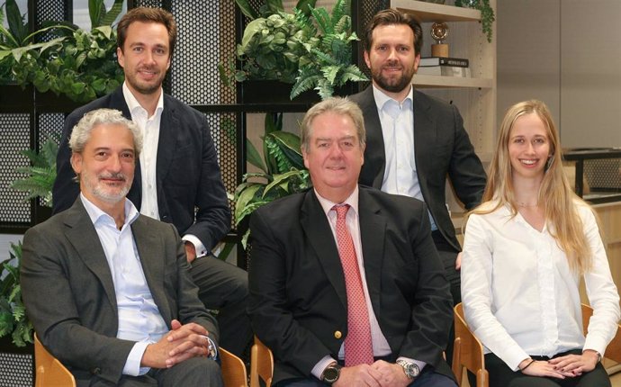 Arriba: Borja Menéndez, Director de Inversiones Directas de Beka y  José Manuel Coll, CFO de Catalyxx. Abajo: Carlos Stilianopoulos, CEO de Beka, Joaquín Alarcón de la Lastra, fundador de Catalyxx y María Marí, Analista de Inversiones Directas de Beka.