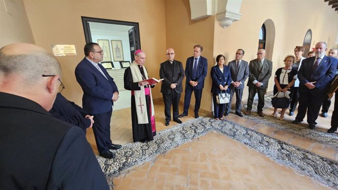 Un momento de la bendición de las instalaciones del Archivo Histórico Diocesano por parte del obispo de Málaga, monseñor Jesús Catalá.