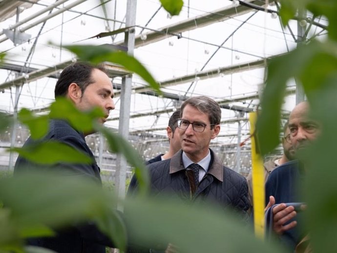 El presidente del Gobierno de La Rioja, Gonzalo Capellán, y la consejera de Agricultura, Ganadería, Mundo Rural y Medio Ambiente, Noemí Manzanos, visitan las instalaciones de Rioja Selecto S.L. En Zarratón