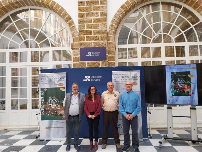 La diputada provincial en la Diputación de Cádiz, Ana Moreno, y el presidente del Club Deportivo 'El Cartucho', José Manuel Friero, junto a miembros de la Federación Andaluza de Caza.