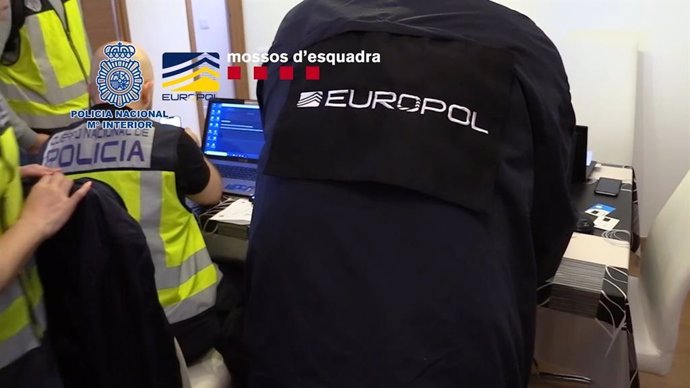 Archivo - Agentes de la Policía Nacional en una operación con Eurpol desarrollada en España en 2018