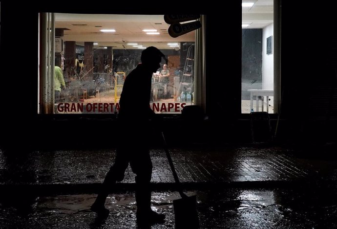 Una persona limpia la calle, a 6 de noviembre de 2024, en Aldaia, Valencia, Comunidad Valenciana (España). 