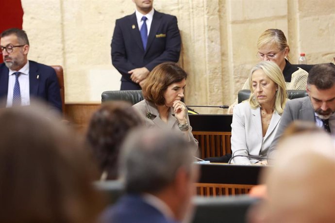 Las consejeras de Empleo, Empresa y Trabajo Autónomo, Rocío Blanco, y de Salud y Consumo, Rocío Hernández, en el Pleno del Parlamento andaluz.