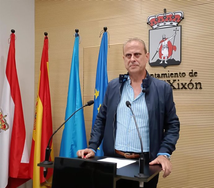 Archivo - Rueda de prensa del concejal del Grupo Municipal Socialista del Ayuntamiento de Gijón Tino Vaquero, en el Consistorio gijonés (Archivo).