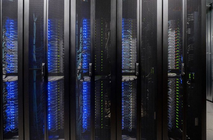Archivo - Servidores de datos durante una jornada de puertas abiertas al centro de datos Digital Realty, a 22 de marzo de 2023, en Madrid (España). Por primera vez, un centro de datos, organiza en Madrid una jornada de puertas abiertas al público con mo